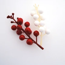 Beszúrható műanyag bogyós ág piros